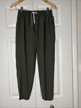 NWOT Vuori women’s jogger green size XS